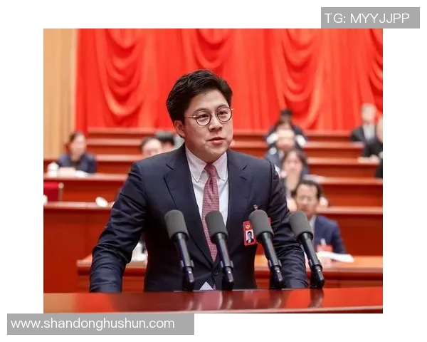 霍启刚盛装出席为足球明星颁奖典礼传递体育精神与荣耀