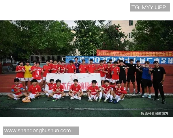 街头偶遇足球巨星球迷们纷纷围观合影留念